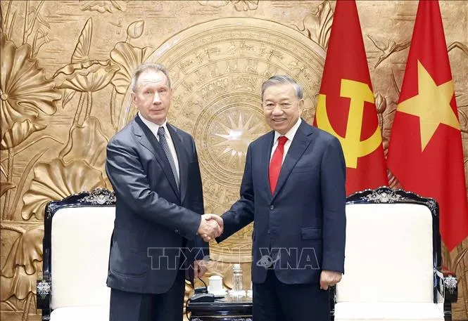 Tổng Bí thư, Chủ tịch nước Tô Lâm tiếp Giám đốc Cơ quan Vệ binh quốc gia Liên bang Nga Viktor Zolotov, chiều 13-4. Ảnh: TTXVN