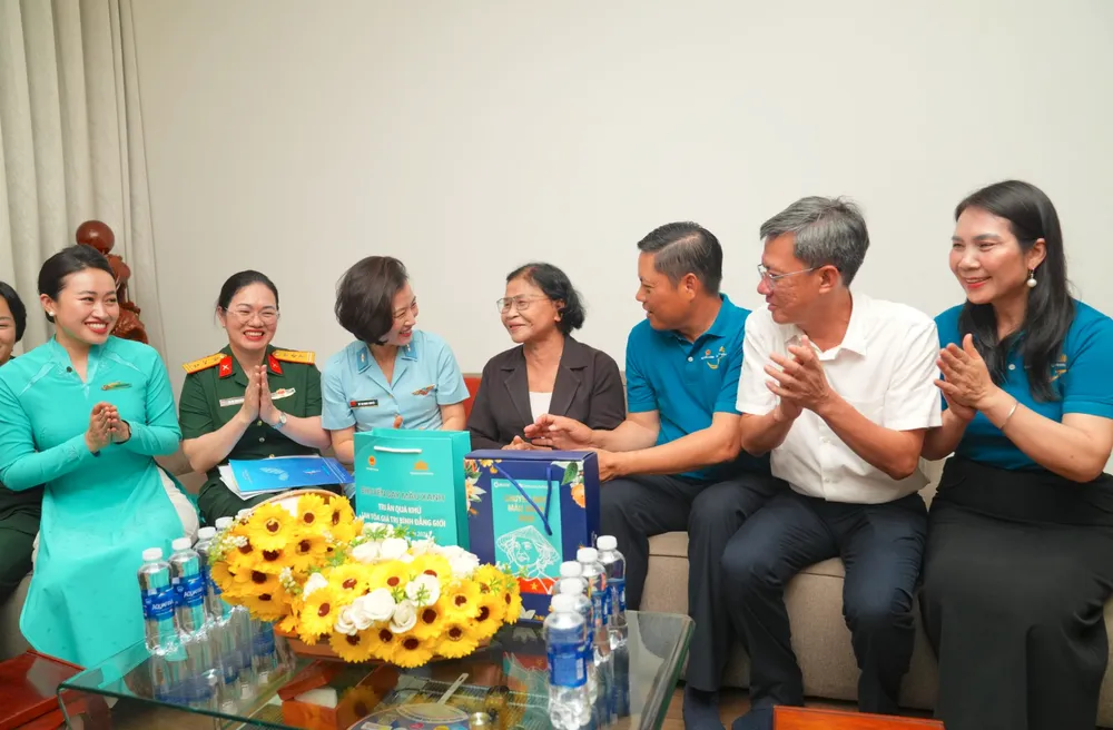 Đoàn đại biểu đến thăm các nữ Anh hùng LLVT nhân dân và nữ Biệt động Sài Gòn