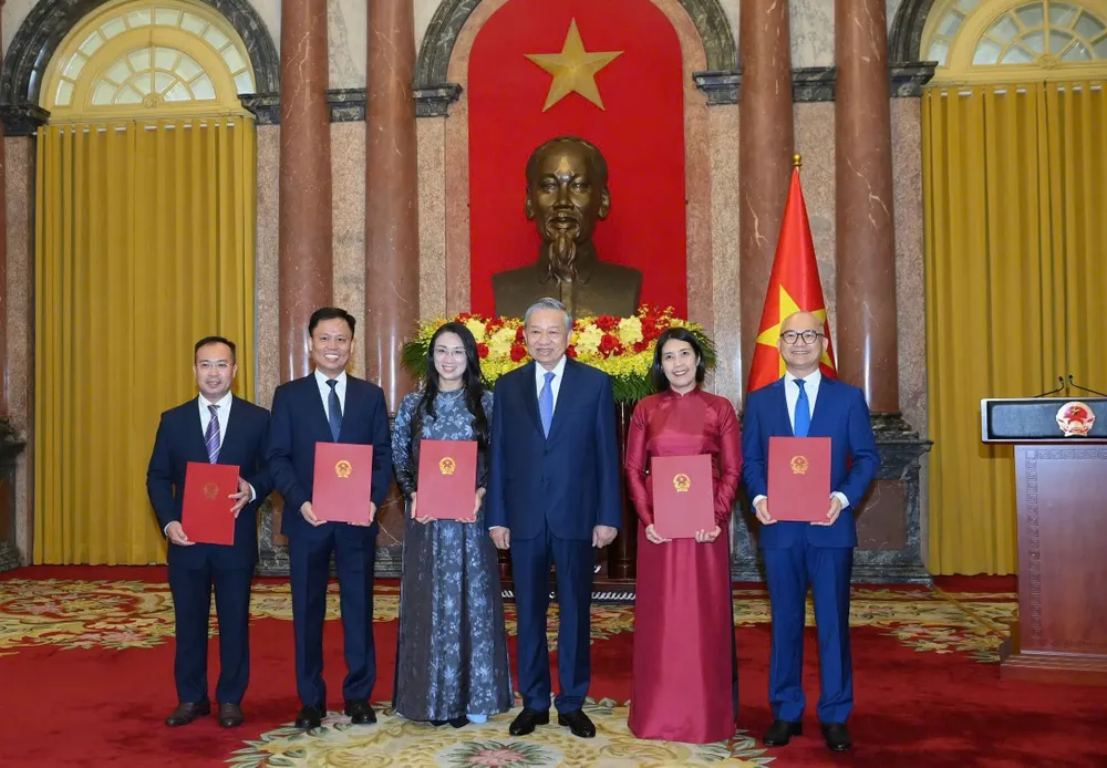 Tổng Bí thư, Chủ tịch nước Tô Lâm trao Quyết định bổ nhiệm 5 Đại sứ Việt Nam tại nước ngoài ngày 28-4. Ảnh: VIẾT CHUNG.