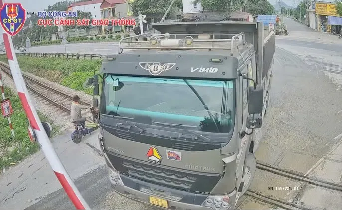 Các lỗi vi phạm chủ yếu là vượt đường ngang khi tàu sắp đến. Ảnh: CTV.