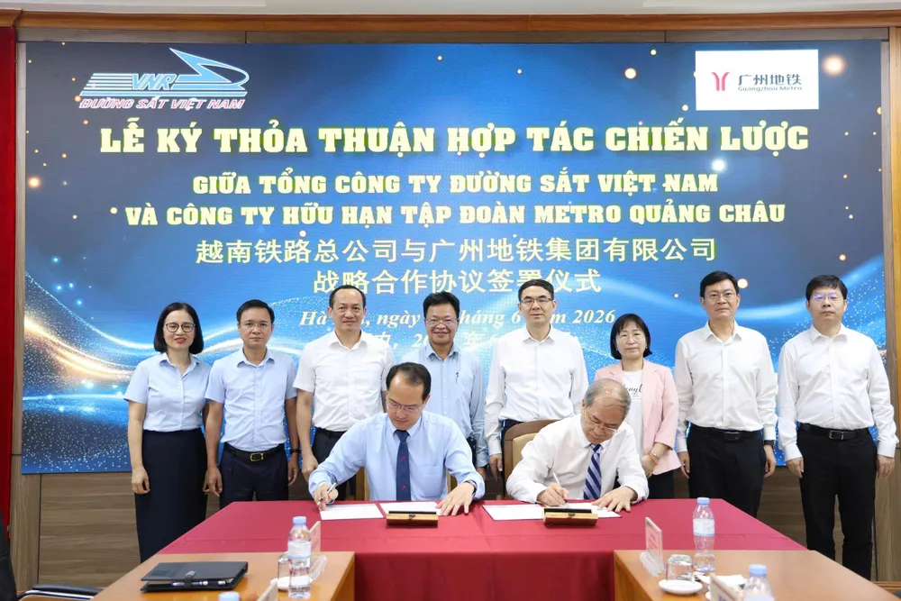 Lãnh đạo Tổng Công ty Đường sắt Việt Nam và Công ty hữu hạn Tập đoàn Metro Quảng Châu (Trung Quốc) ký kết thỏa thuận hợp tác chiến lược. Ảnh: HỒNG LIÊN