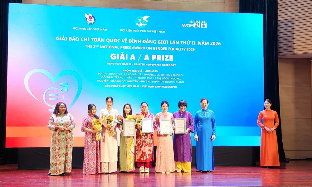 Bà Lê Thị Thủy và bà Caroline Nyamayemombe trao giải A cho các tác giả, nhóm tác giả. Ảnh: DUY ANH