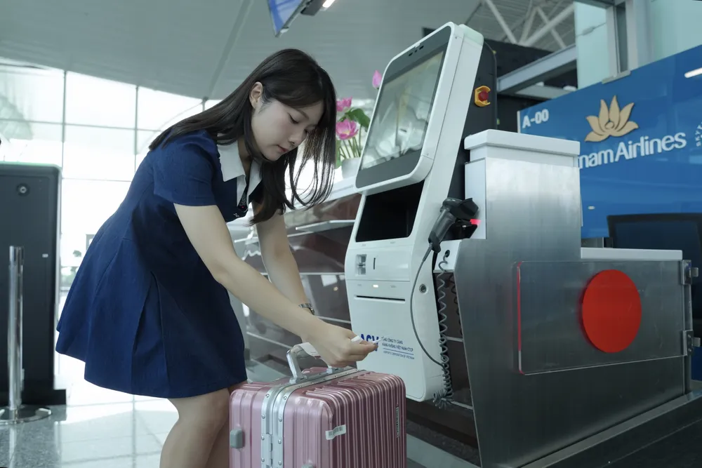 Hành khách tự làm thủ tục và ký gửi hành lý qua hệ thống kiosk tự động. Ảnh: NB