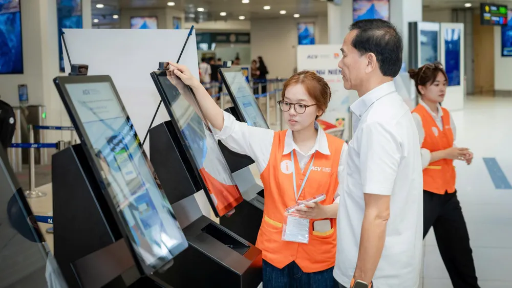 Hành khách làm thủ tục bằng công nghệ sinh trắc học tại sân bay Nội Bài. Ảnh: N Hà