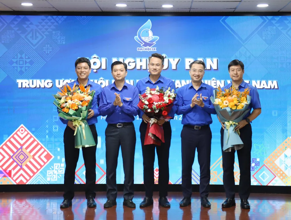 Đồng chí Nguyễn Kim Quy (giữa) làm Chủ tịch Trung ương Hội Liên hiệp Thanh niên Việt Nam khóa IX nhiệm kỳ 2024-2029