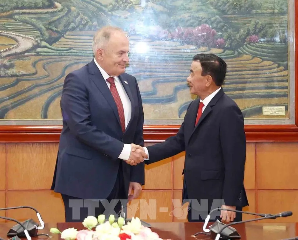 Đồng chí Trần Cẩm Tú, Ủy viên Bộ Chính trị, Thường trực Ban Bí thư và Chủ tịch Đảng Công nhân Hungary Thürmer Gyula. Ảnh: TTXVN