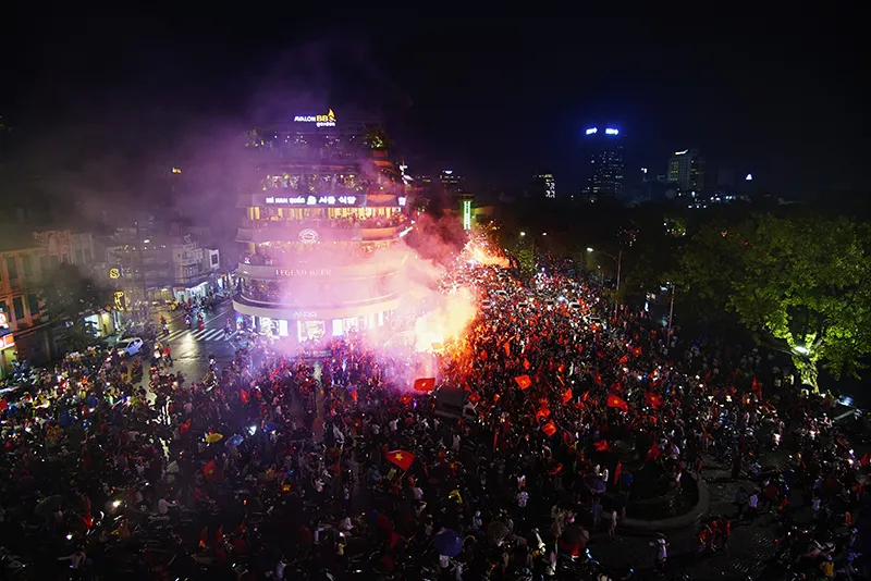  Dù thua, cổ động viên tự hào cùng Olympic Việt Nam ảnh 3