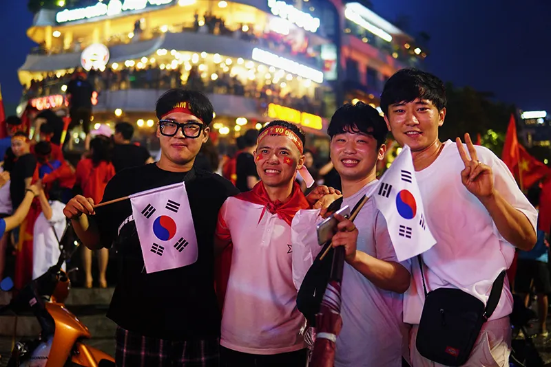  Dù thua, cổ động viên tự hào cùng Olympic Việt Nam ảnh 9