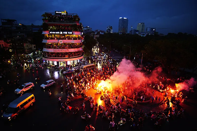  Dù thua, cổ động viên tự hào cùng Olympic Việt Nam ảnh 2