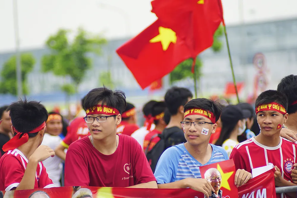 Hàng ngàn người hâm mộ đổ ra đường đón Đoàn thể thao Việt Nam ảnh 28