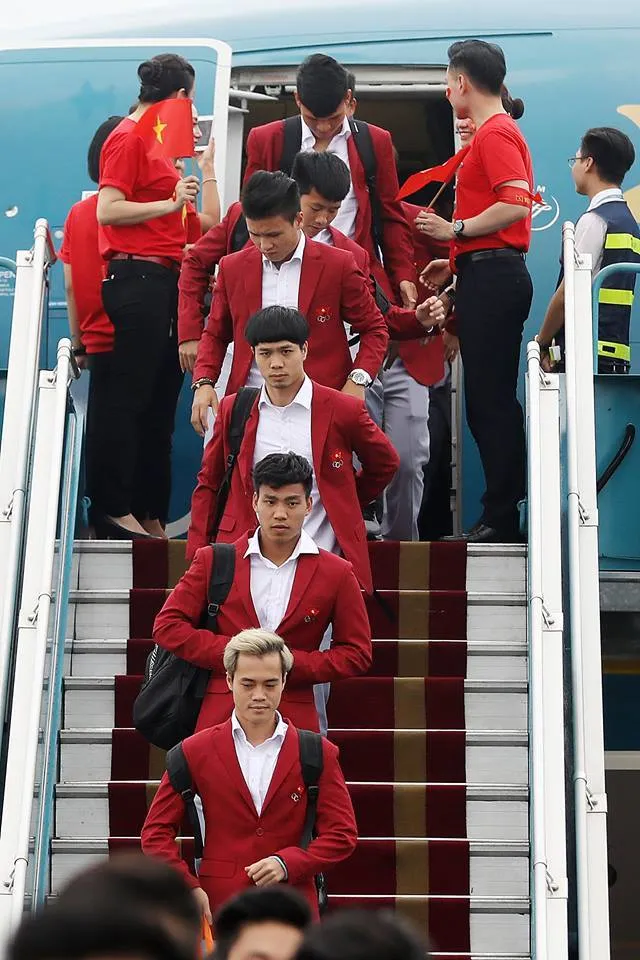 Hàng ngàn người hâm mộ đổ ra đường đón Đoàn thể thao Việt Nam ảnh 2