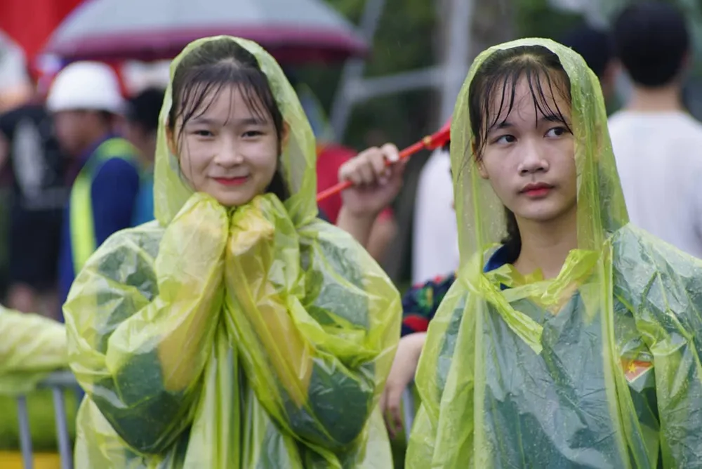 Hàng ngàn người hâm mộ đổ ra đường đón Đoàn thể thao Việt Nam ảnh 37