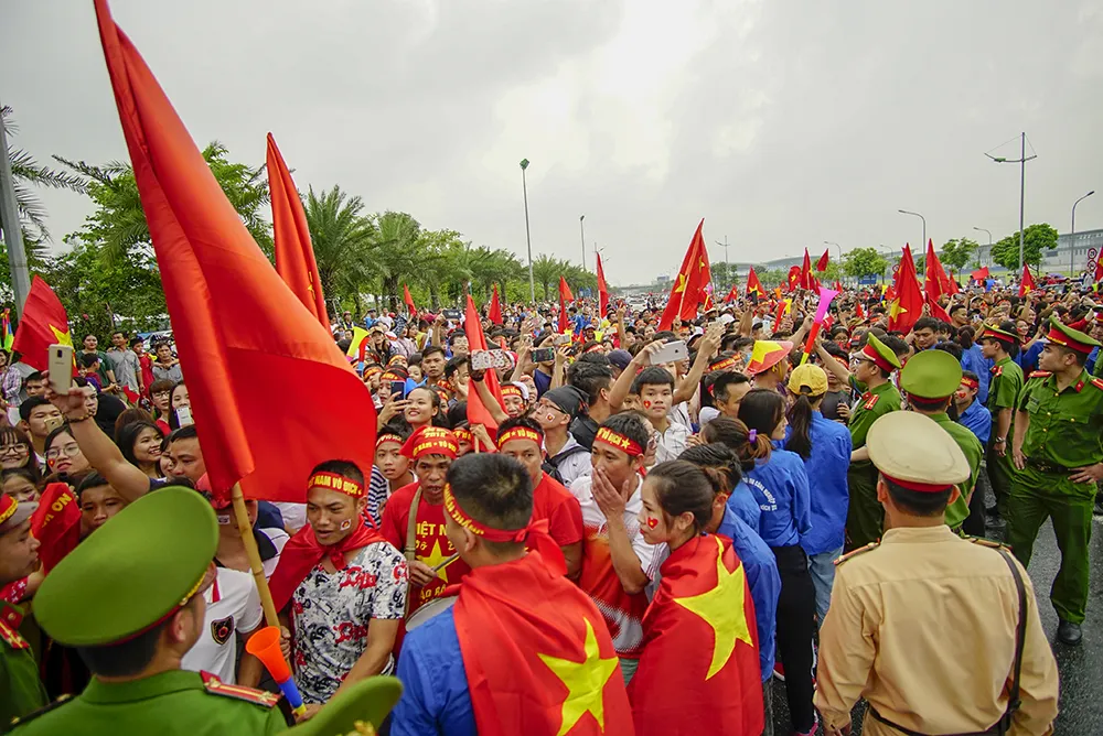 Không được nhìn thấy các tuyển thủ, người hâm mộ hụt hẫng rời sân bay ảnh 3