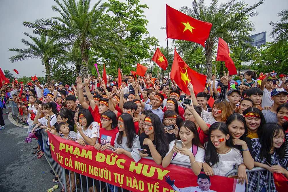 Không được nhìn thấy các tuyển thủ, người hâm mộ hụt hẫng rời sân bay ảnh 2