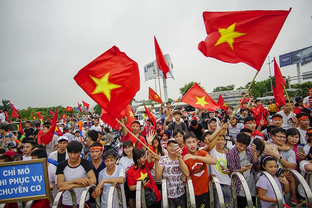 Không được nhìn thấy các tuyển thủ, người hâm mộ hụt hẫng rời sân bay ảnh 5