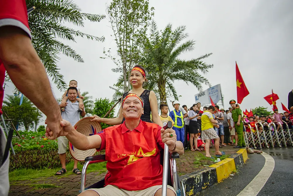 Không được nhìn thấy các tuyển thủ, người hâm mộ hụt hẫng rời sân bay ảnh 6