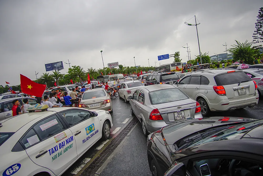 Không được nhìn thấy các tuyển thủ, người hâm mộ hụt hẫng rời sân bay ảnh 9