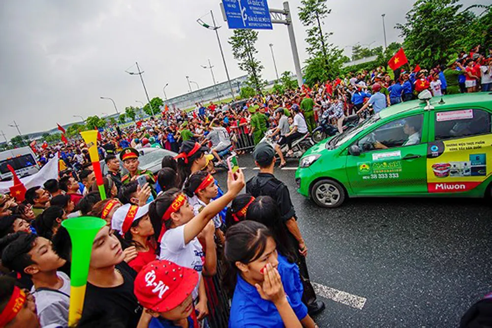 Không được nhìn thấy các tuyển thủ, người hâm mộ hụt hẫng rời sân bay ảnh 1