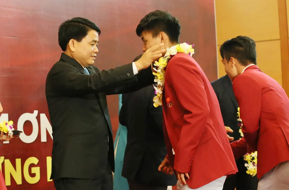 Hàng ngàn người hâm mộ đổ ra đường đón Đoàn thể thao Việt Nam ảnh 11