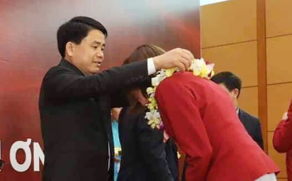 Hàng ngàn người hâm mộ đổ ra đường đón Đoàn thể thao Việt Nam ảnh 12