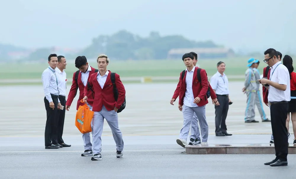 Hàng ngàn người hâm mộ đổ ra đường đón Đoàn thể thao Việt Nam ảnh 7