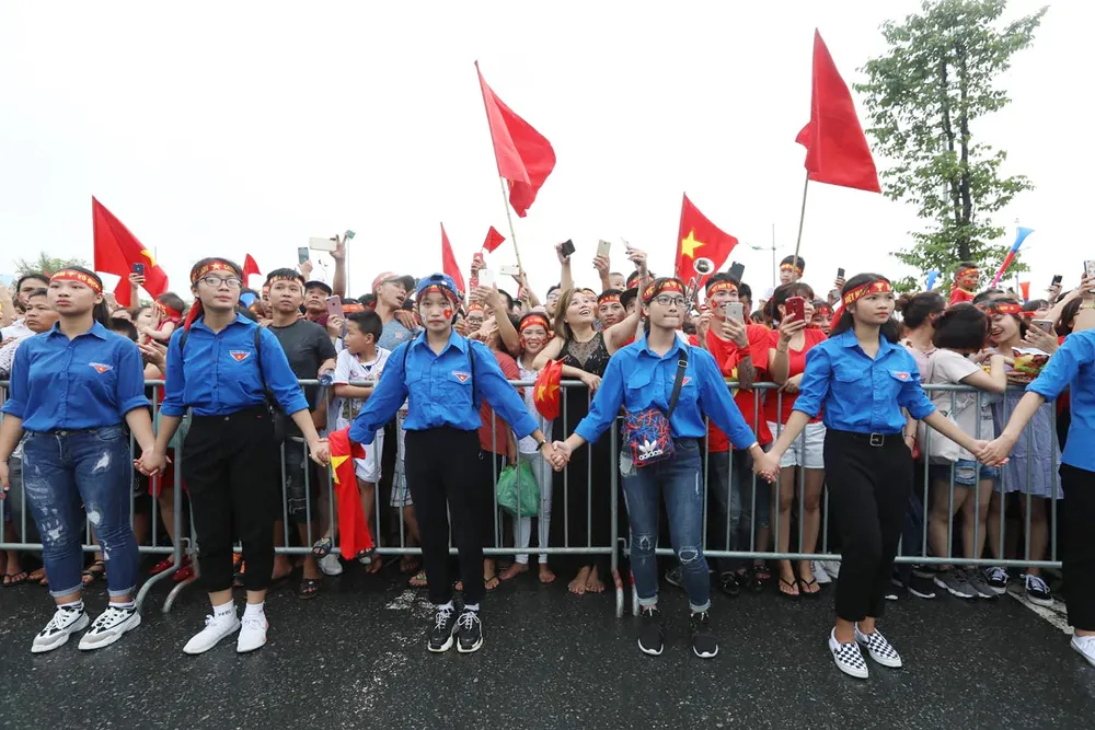 Hàng ngàn người hâm mộ đổ ra đường đón Đoàn thể thao Việt Nam ảnh 42