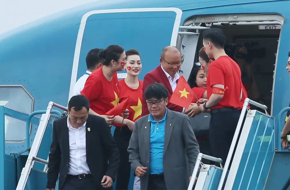 Hàng ngàn người hâm mộ đổ ra đường đón Đoàn thể thao Việt Nam ảnh 3