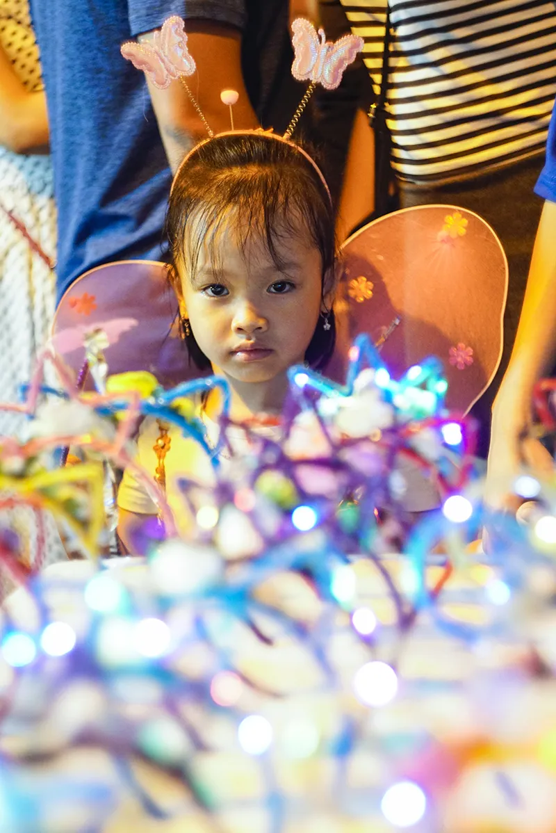 Người Hà Nội chen chúc chơi Trung thu sớm ảnh 15