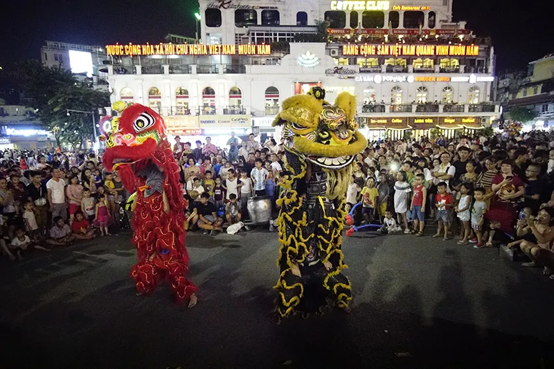 Người Hà Nội chen chúc chơi Trung thu sớm ảnh 16