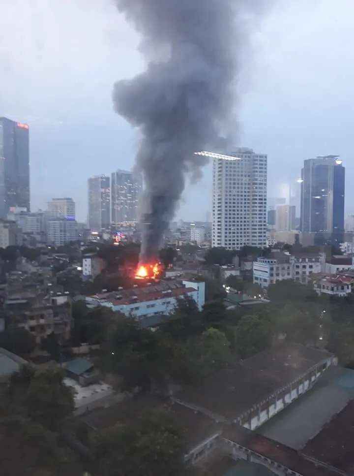 Đã dập tắt đám cháy lớn cạnh Bệnh viện Nhi Trung ương  ảnh 1