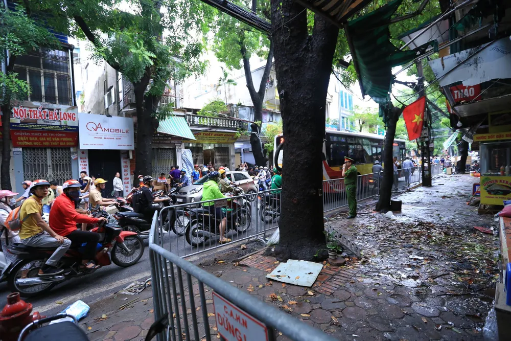 19 căn nhà bị thiêu rụi sau vụ cháy cạnh Bệnh viện Nhi Trung ương ảnh 1