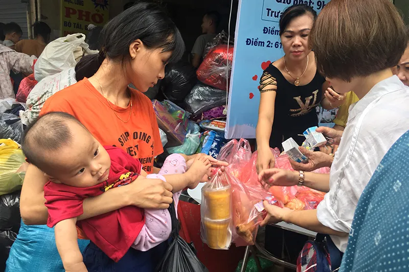 Xúc động cảnh hàng trăm người xếp hàng nhận quà hỗ trợ sau vụ cháy cạnh Bệnh viện Nhi Trung ương ảnh 2