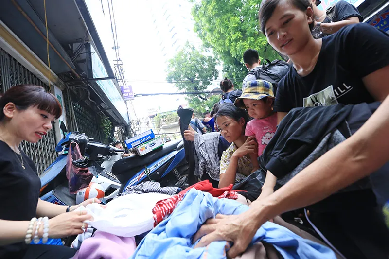 Xúc động cảnh hàng trăm người xếp hàng nhận quà hỗ trợ sau vụ cháy cạnh Bệnh viện Nhi Trung ương ảnh 1