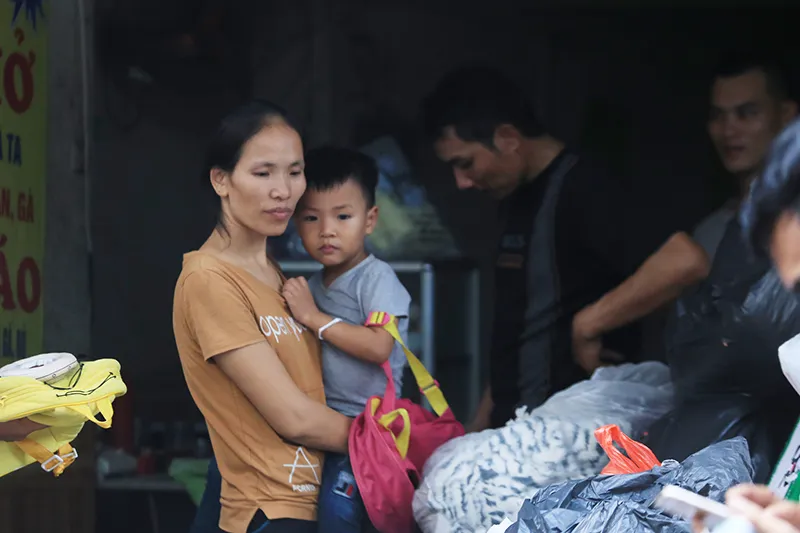 Xúc động cảnh hàng trăm người xếp hàng nhận quà hỗ trợ sau vụ cháy cạnh Bệnh viện Nhi Trung ương ảnh 9