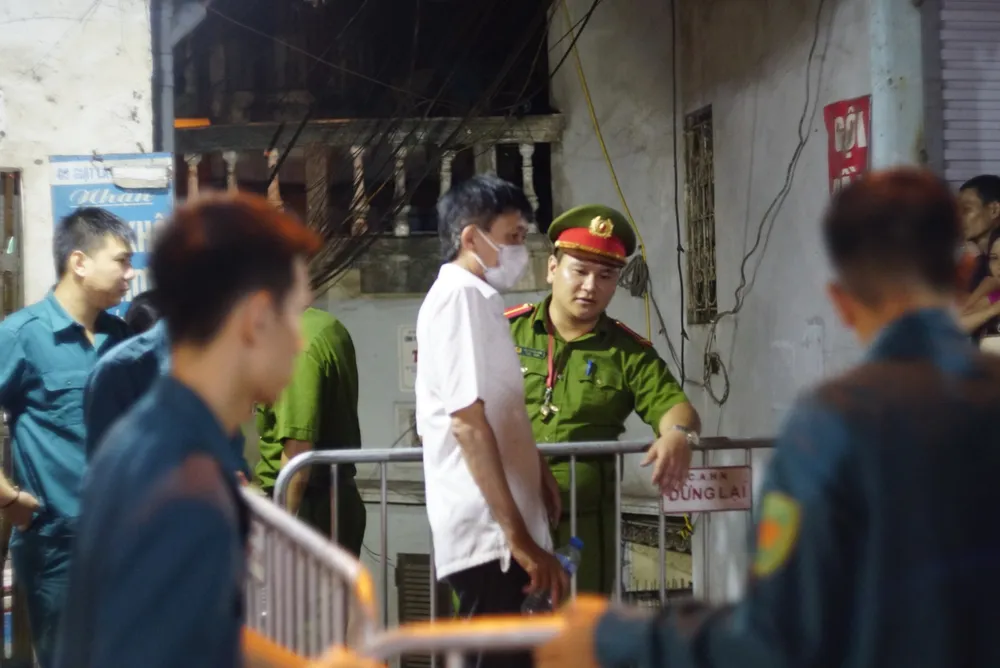 Kinh hoàng phát hiện 2 xác chết sau vụ cháy tại đường Đê La Thành ảnh 1