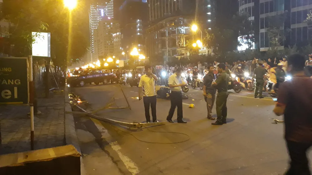 Một nạn nhân tử vong do cần cẩu rơi tời trên đường Lê Văn Lương, Hà Nội ảnh 3