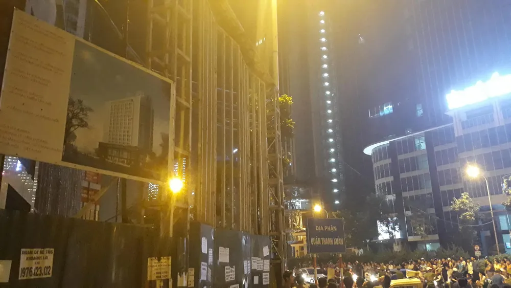 Một nạn nhân tử vong do cần cẩu rơi tời trên đường Lê Văn Lương, Hà Nội ảnh 4