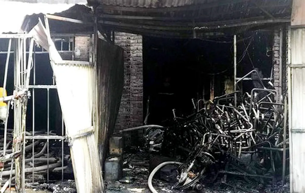 Cháy xưởng ghế sofa, 1 người tử vong và 4 người bị thương ảnh 1