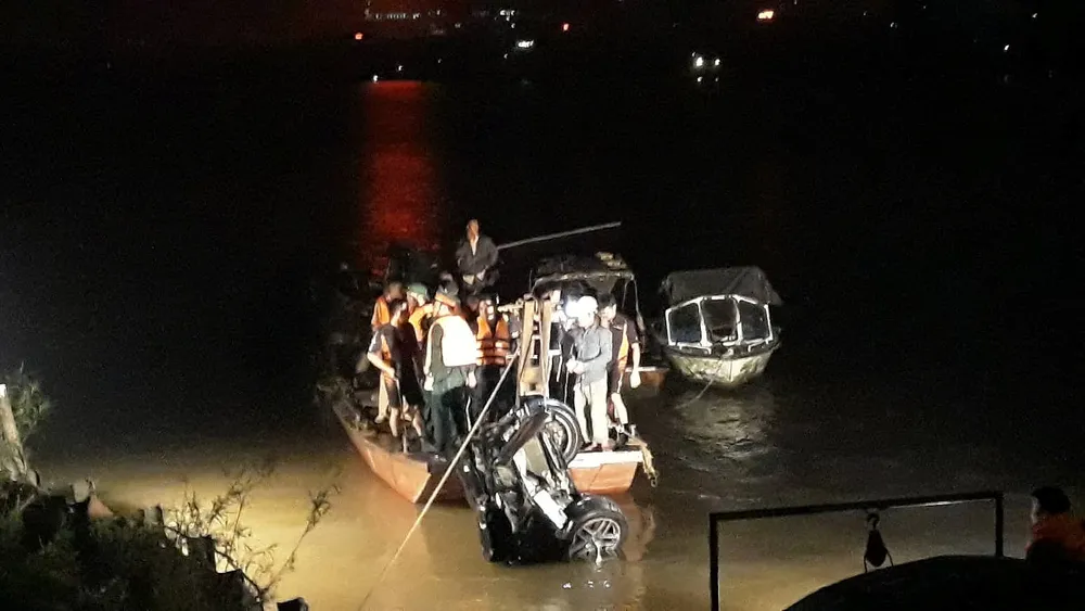 Có 2 thi thể trong chiếc xe Mercedes rơi từ cầu Chương Dương ảnh 4