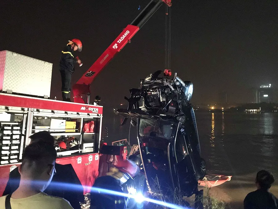 Có 2 thi thể trong chiếc xe Mercedes rơi từ cầu Chương Dương ảnh 1