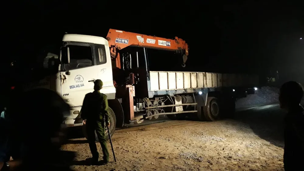 Có 2 thi thể trong chiếc xe Mercedes rơi từ cầu Chương Dương ảnh 3