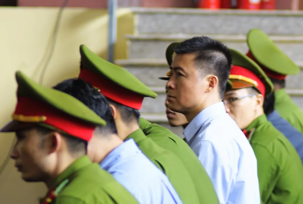 Ngày thứ 2 xét xử vụ đánh bạc hàng ngàn tỷ: Các bị cáo bị nhắc nhở ảnh 10