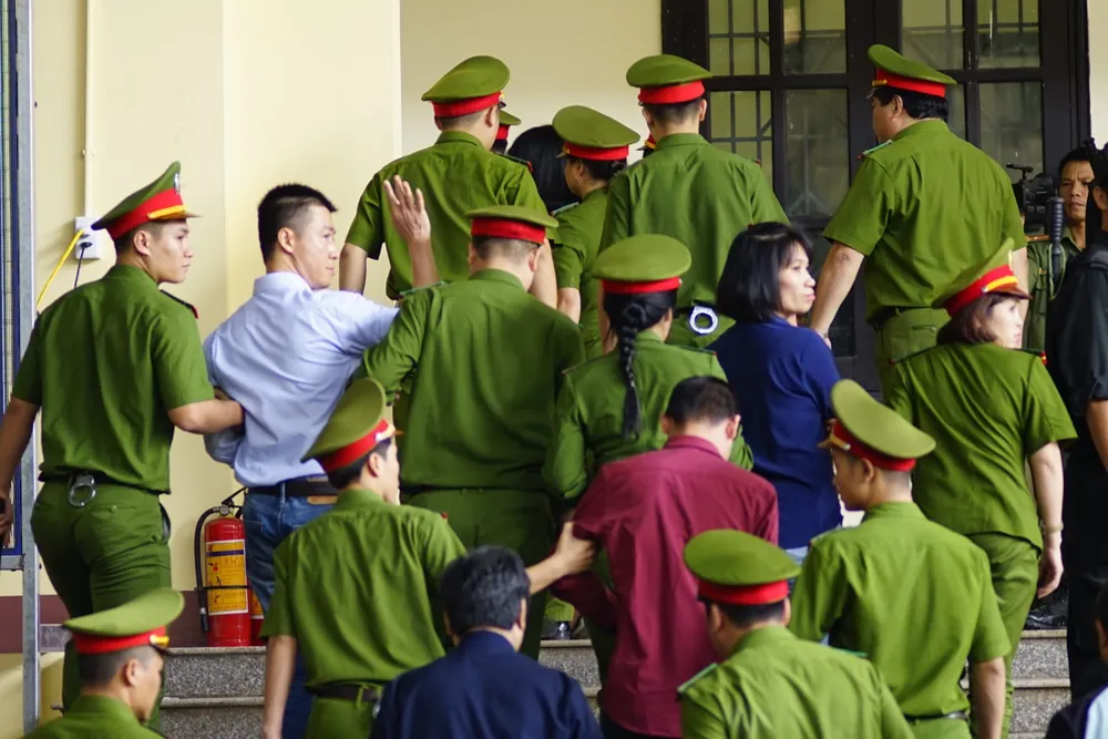 Ngày thứ 2 xét xử vụ đánh bạc hàng ngàn tỷ: Các bị cáo bị nhắc nhở ảnh 4