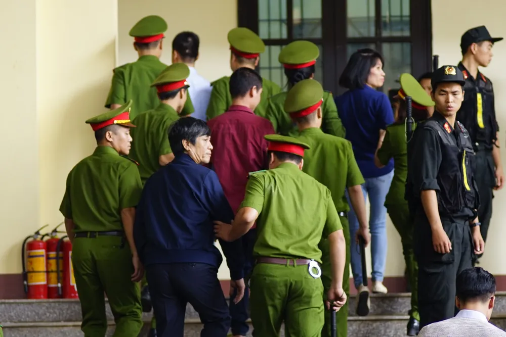 Ngày thứ 2 xét xử vụ đánh bạc hàng ngàn tỷ: Các bị cáo bị nhắc nhở ảnh 5