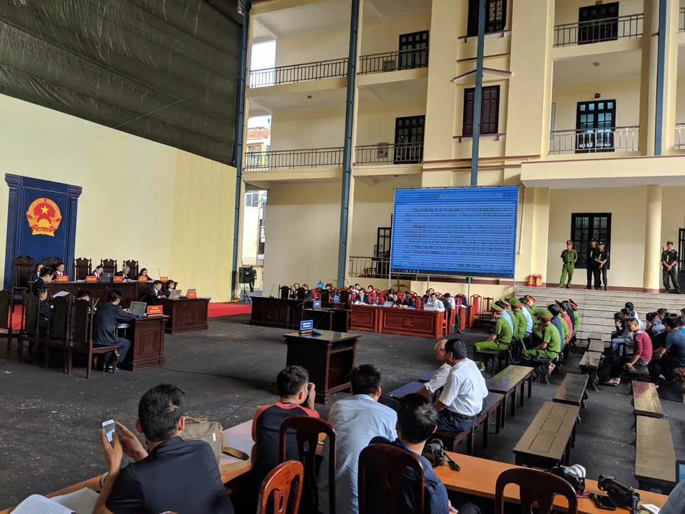 Ngày thứ 2 xét xử vụ đánh bạc hàng ngàn tỷ: Các bị cáo bị nhắc nhở ảnh 1