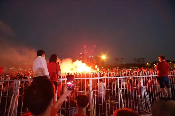 Cổ động viên hâm nóng SVĐ Mỹ Đình trước giờ bóng lăn ảnh 12
