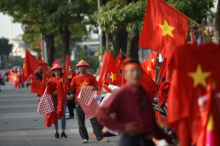 Cổ động viên hâm nóng SVĐ Mỹ Đình trước giờ bóng lăn ảnh 2