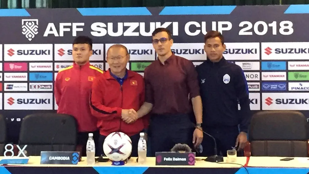 HLV của 2 đội Việt Nam và Campuchia bắt tay nhau trước khi bước vào trận đấu tối mai. Ảnh HUY DŨNG