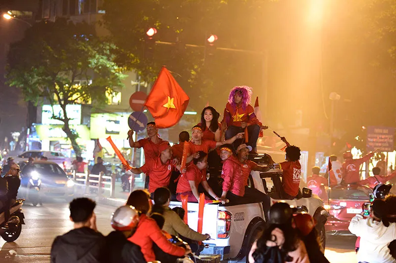 Những cách cổ vũ chỉ có ở Việt Nam dành cho tình yêu bóng đá ảnh 15