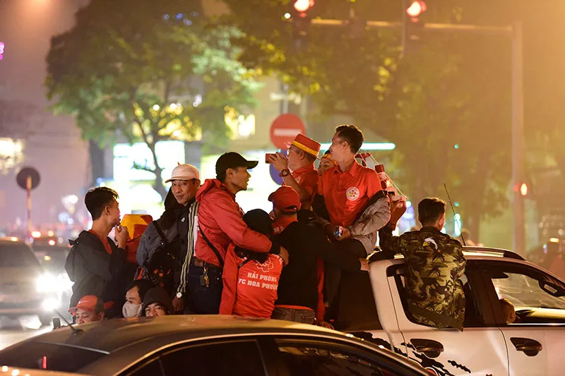 Những cách cổ vũ chỉ có ở Việt Nam dành cho tình yêu bóng đá ảnh 12